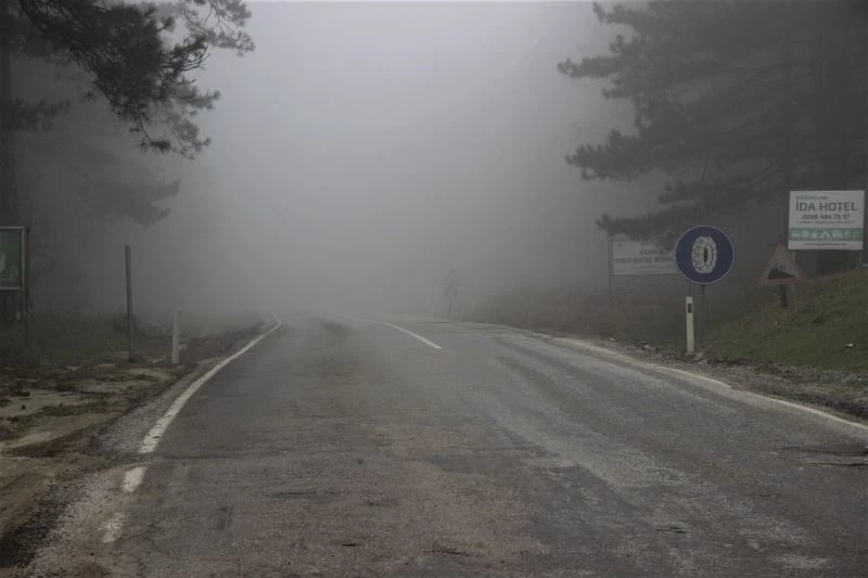 Kazdağları’nda bulut geçişleri hayatı olumsuz etkiliyor
