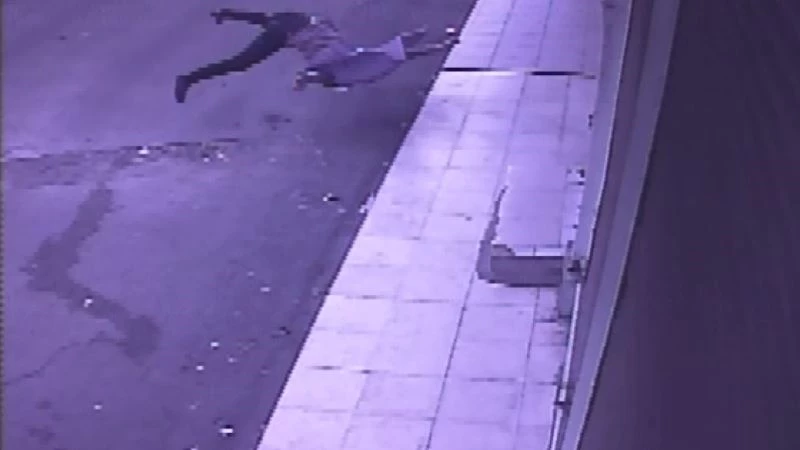 Evin balkonundan yere böyle düştü
