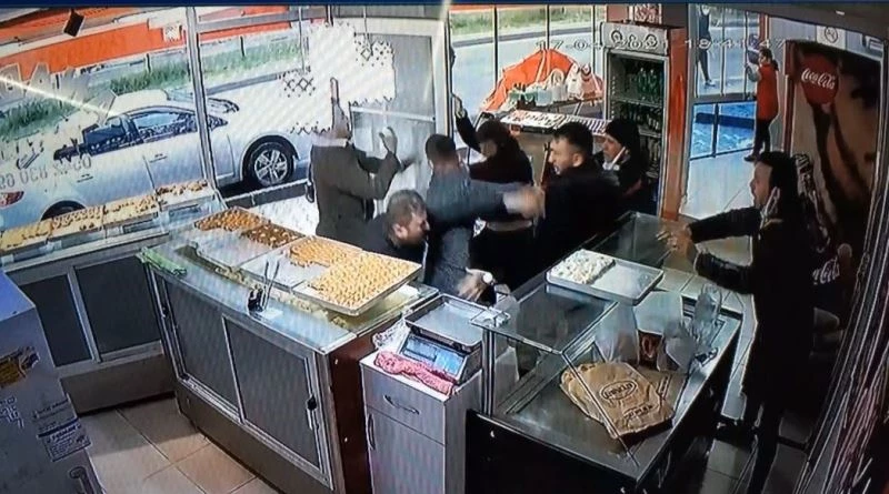 “Tatlı istiyoruz” deyip pastanede olay çıkarttılar
