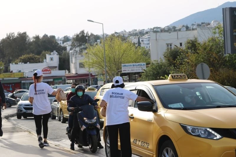 Bodrum Belediyesi iftara yetişemeyenlere kumanya dağıttı
