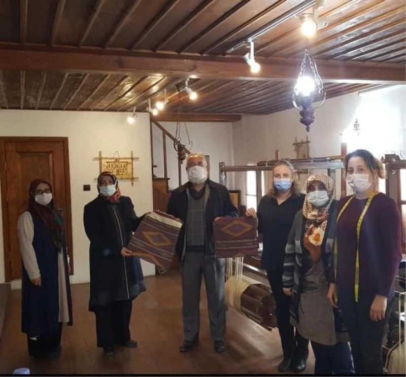 Afyon’un yöresel kıyafetleri Lefke bezi el dokuma atölyesinde dokundu
