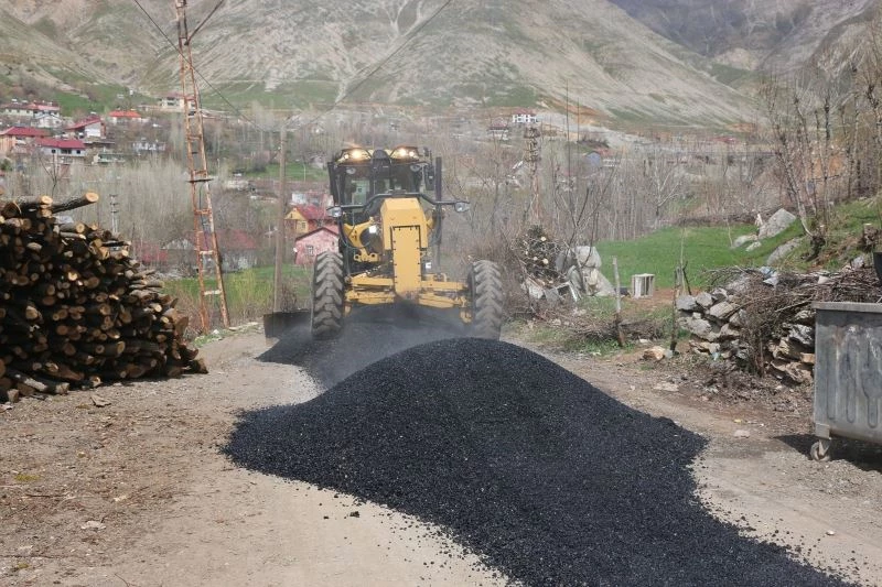 Bitlis’te kış aylarında bozulan yollar belediye ekipleri tarafından onarılmaya başlandı
