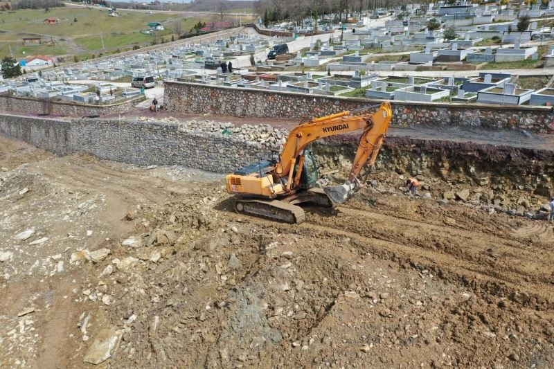 İlimtepe Mezarlığı’nda taş duvar çalışması
