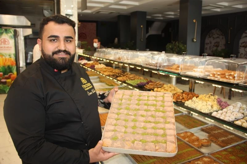 Diyarbakır’da sokağa çıkma kısıtlamasından muaf olan tatlıcıların Ramazan mesaisi
