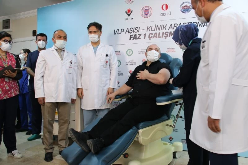 Bakan Varank gönüllü olduğu yerli aşıda ilk dozu yaptırdı
