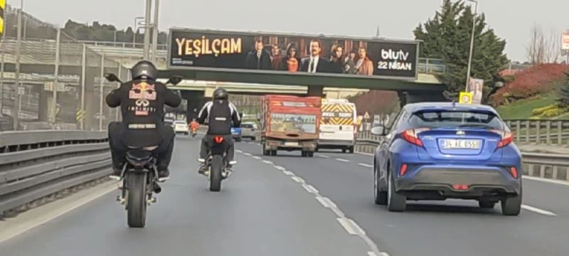 (ÖZEL) E-5’i boş buldular, motosikletleri ile şov yaptılar
