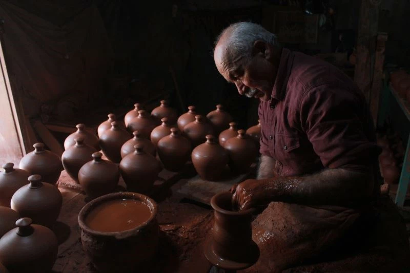 5 bin yıllık tarihi Sille’de yaklaşık yarım asırdır çamura şekil veriyor

