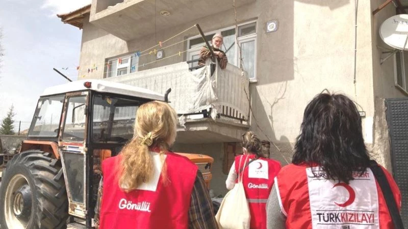 Kızılay Kütahya Şubesi Kadın Kollarından yaşlılara moral ziyareti

