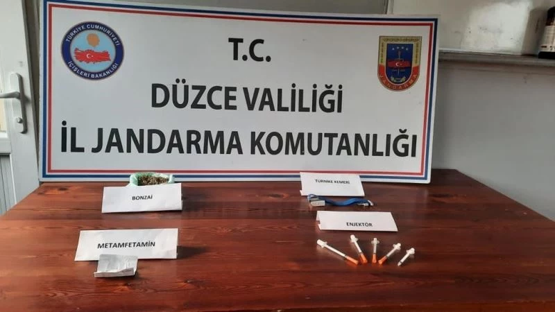Çekicinin üzerindeki arızalı araçta uyuşturucu ele geçirildi
