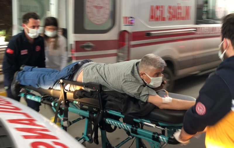 Caddede yürürken kurşunların isabet ettiği iki vatandaş hastanelik oldu
