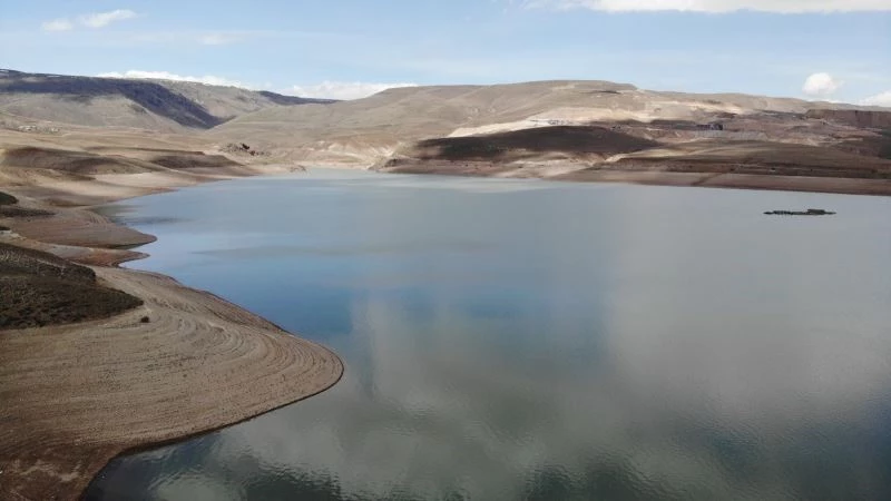 Havadan görüntülenen Demirdöven Barajı manzarasıyla nefesleri kesiyor

