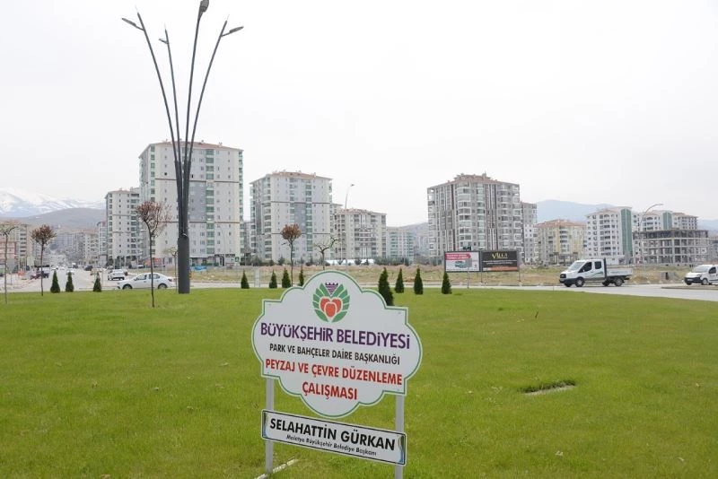 Çiftlik caddesi yeşillendirildi
