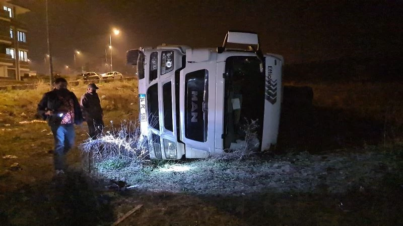 Park halindeki tırın frenleri boşalınca boş araziye devrildi
