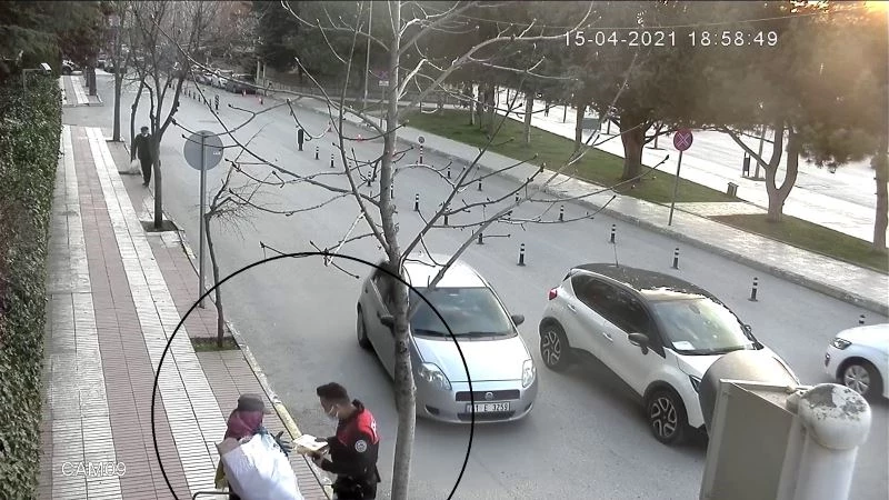 İftarlıklarını kağıt toplayıcı kadın ve çocuklarına veren polisler gönülleri fethetti
