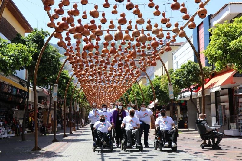 (Özel) Engelli bireylerin ellerinden çıkan kabaklar sokak lambası oldu
