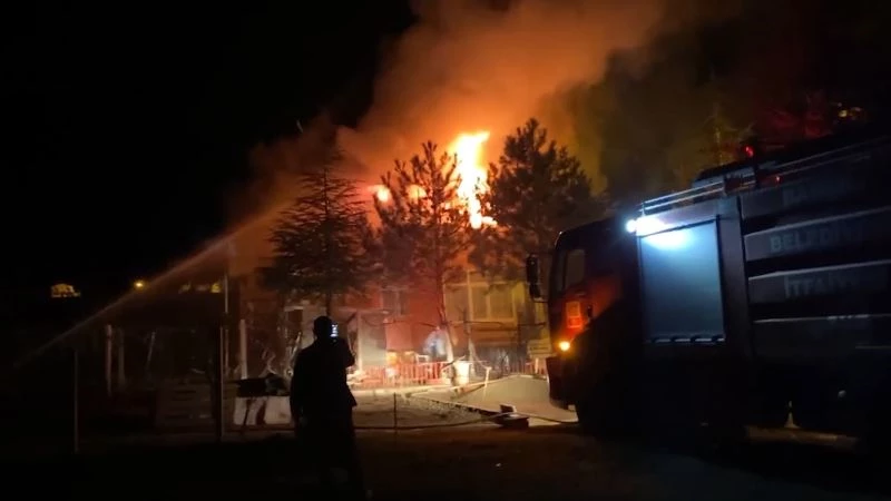 Yaşlı çift, sesleri duyunca ‘hırsız geldi’ zannetti: Tüfekle dışarı çıkınca evlerinin yandığını gördü
