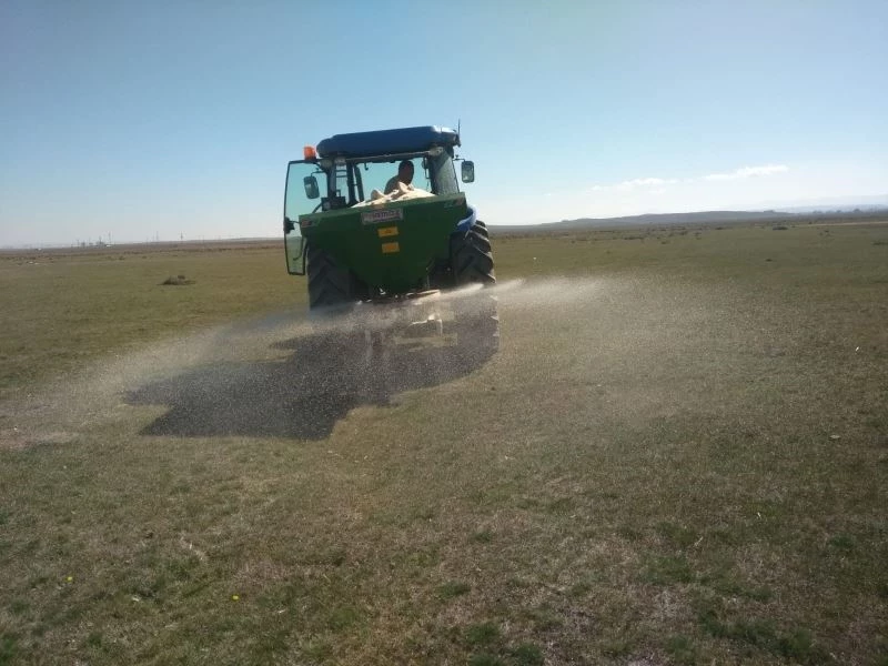 Eskişehir’de meralarda gübreleme ve tohumlama çalışması yapıldı
