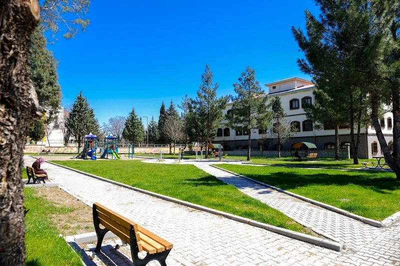 BM ortaklığı ile yenilenen iki park hizmete açıldı
