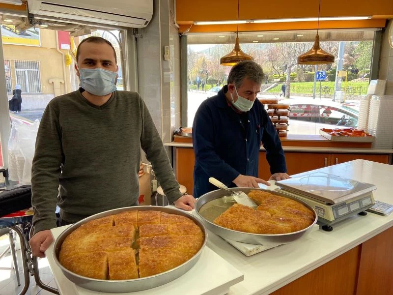 Ramazan sofralarının vazgeçilmez tatlısı: Kaymaklı ekmek kadayıfı
