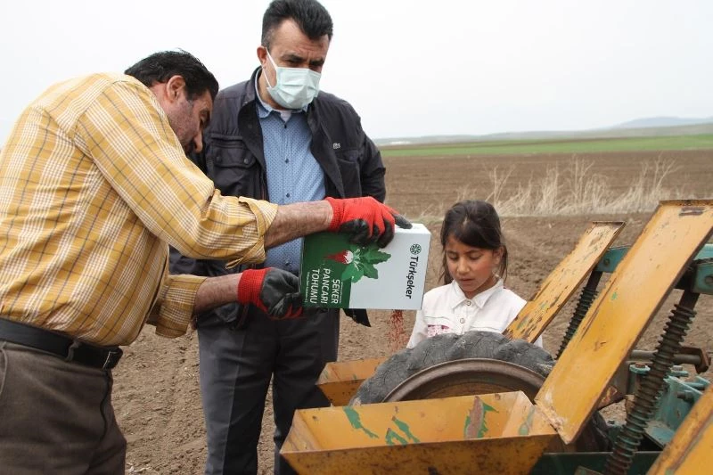 Kısıtlamadan muaf olan çiftçiler tarlada
