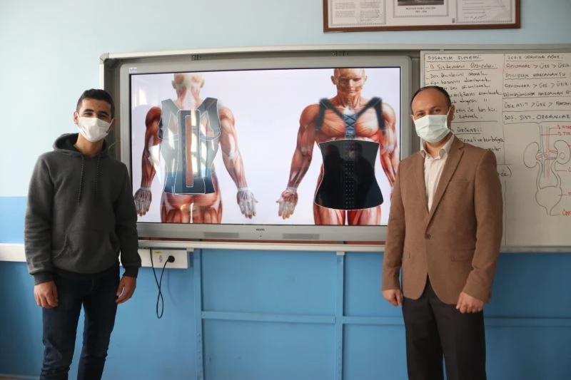 Babasının bel ağrıları üzerine tasarladığı aparatla ödül kazandı
