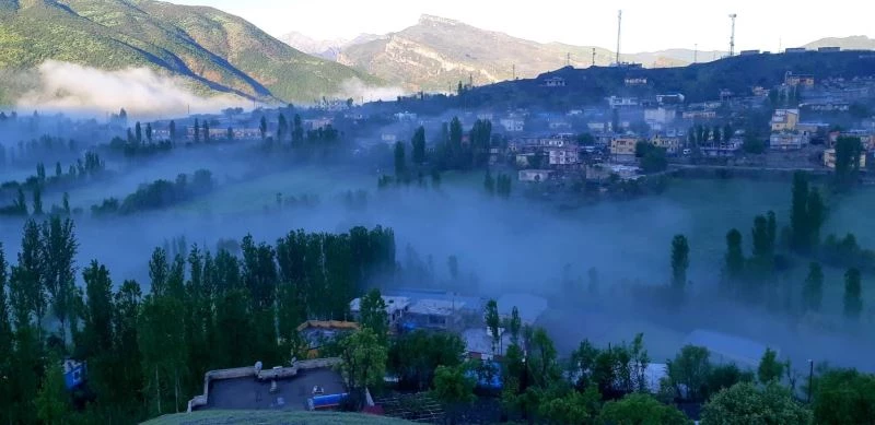 Sabahın erken saatlerinde oluşan sis kartpostallık manzaralar oluşturdu
