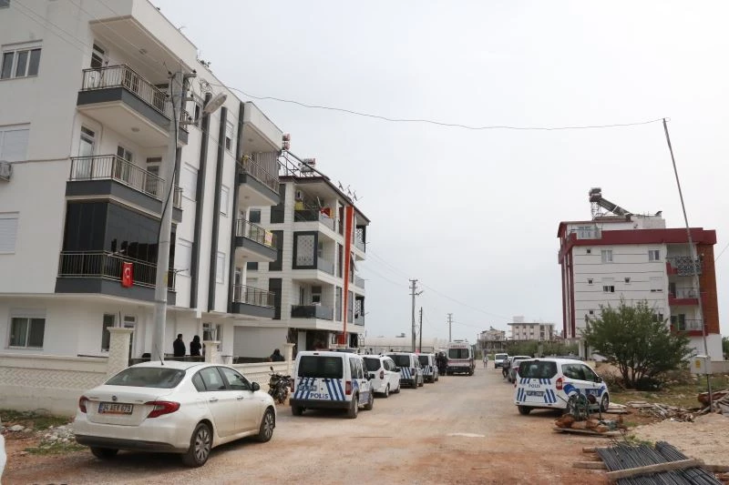 Baba ve oğlunun cansız bedenleri aynı oda içerisinde bulundu
