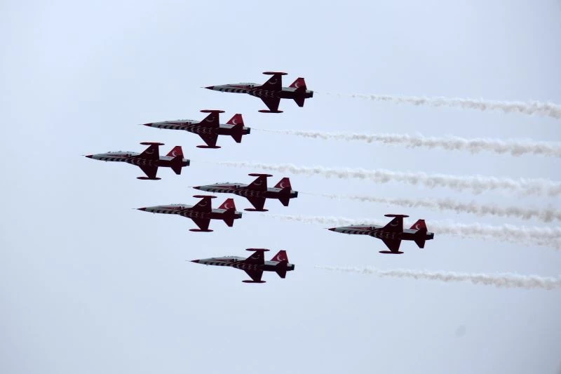Türk Yıldızları’ndan İskenderun’da selamlama uçuşu

