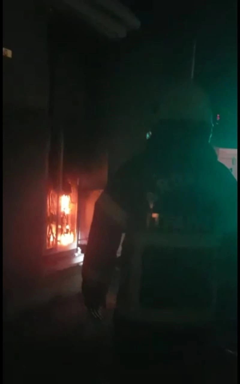 Elektrik trafosunda çıkan yangın korkuttu
