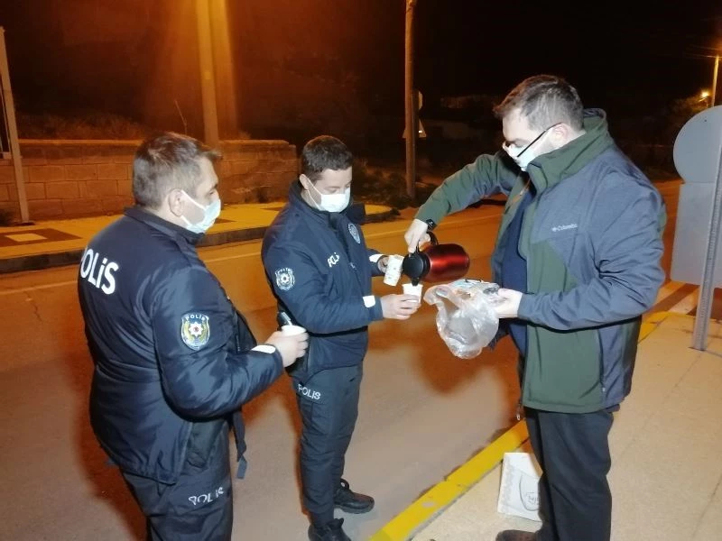 Doktordan uygulama yapan polislere çay ve kek ikramı
