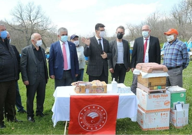 Üreticilere lavanta fidesi ve petek dağıtımı yapıldı
