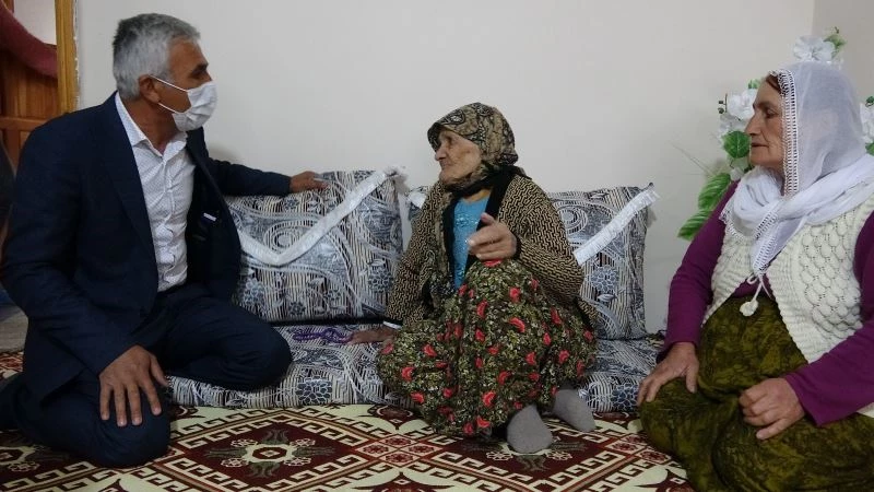 Köy muhtarı ev ev gezerek vatandaşları aşı olmaları için uyarıyor
