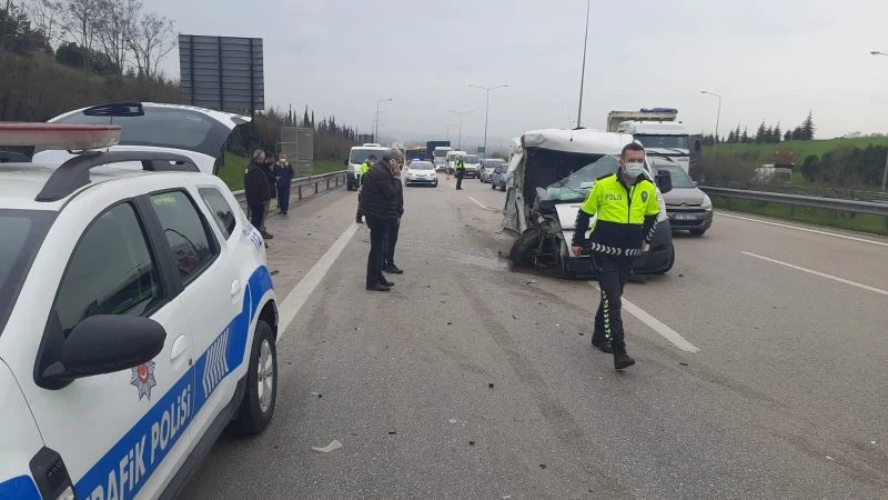 Otobanda hafriyat kamyonuna minibüs arkadan çarptı: 1 yaralı

