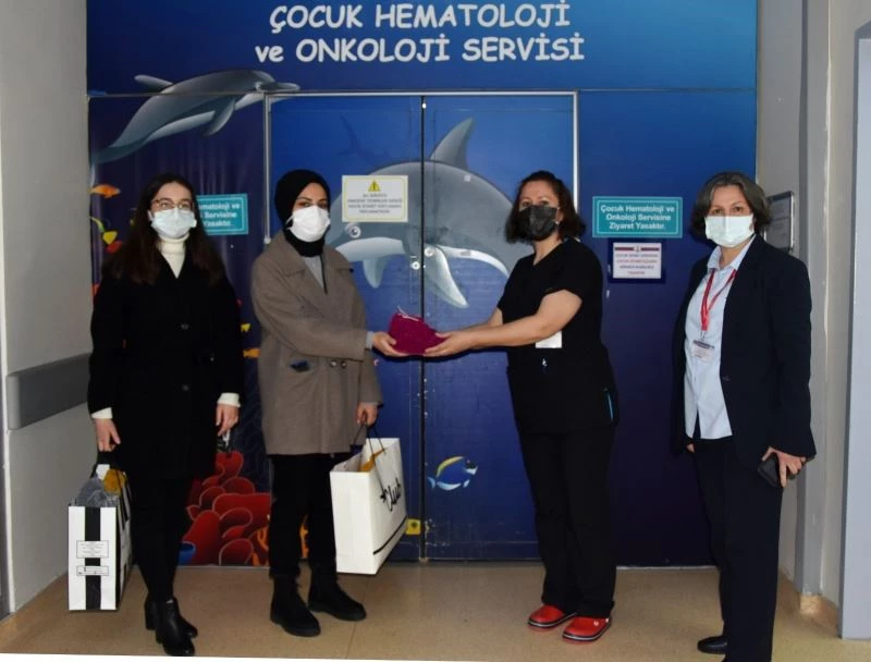 OMÜ’lü öğrenciler hasta çocuklar için patik ördü
