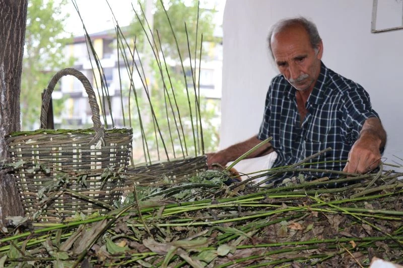Sepete dönüşen söğüt dalları yarım asırlık elleri usta öğretici yaptı
