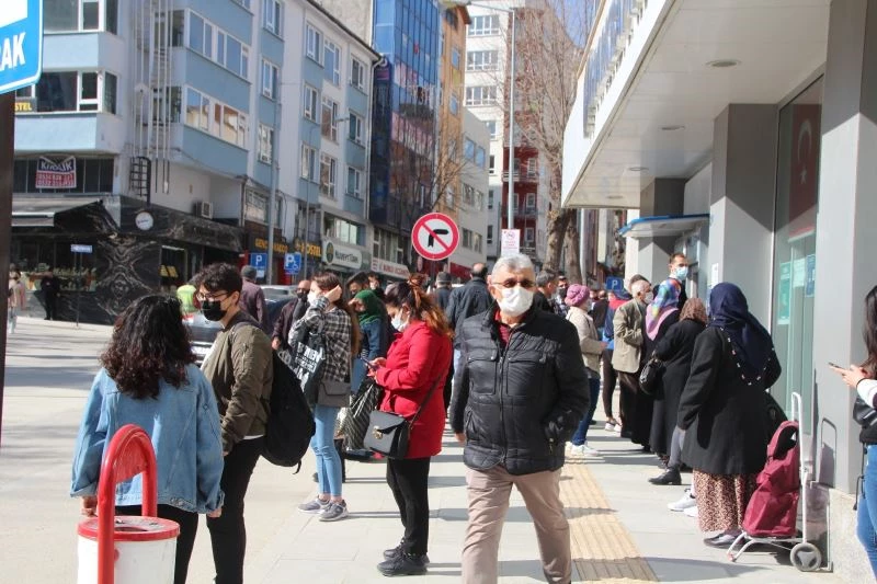Kısıtlamaya saatler kala alıveriş yoğunluğu yaşandı
