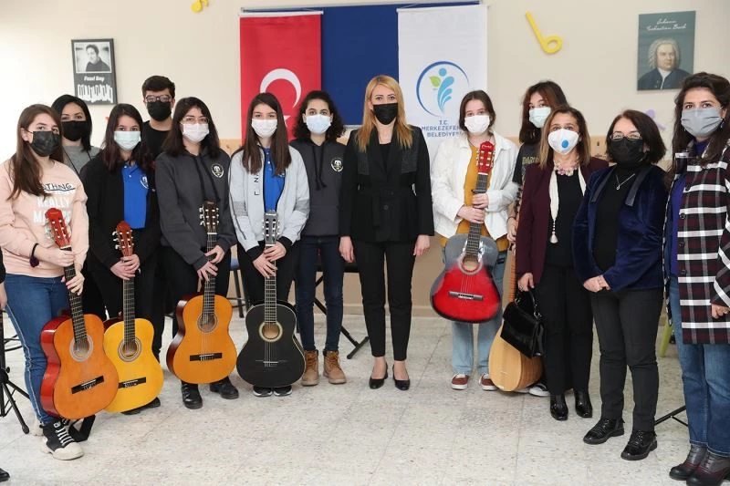 Enstrüman hediye edilen çocuklardan mini konser
