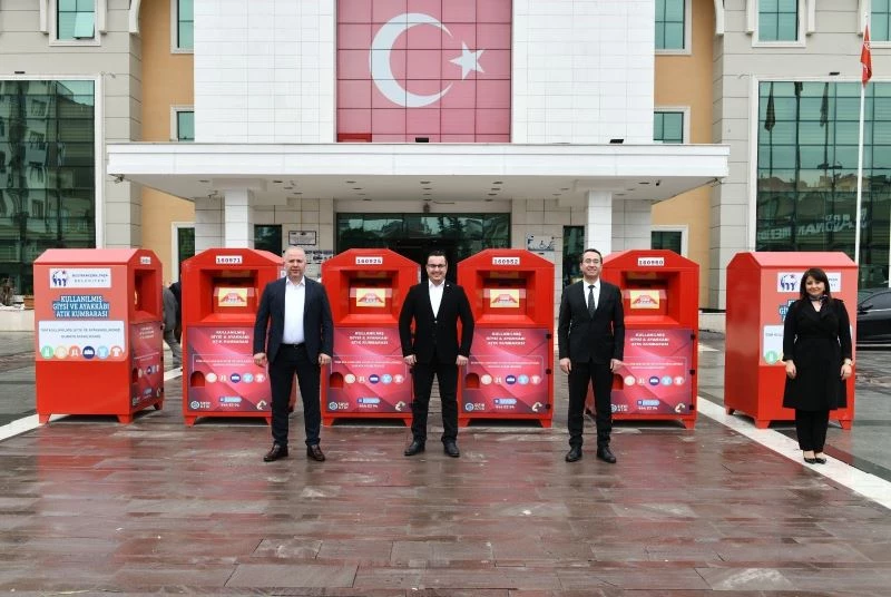 Giysiler çöpe değil kumbaraya atılıyor
