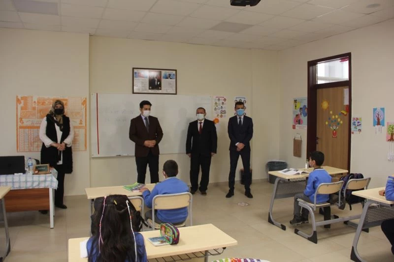 Kaymakam, öğrencilerle ders işledi
