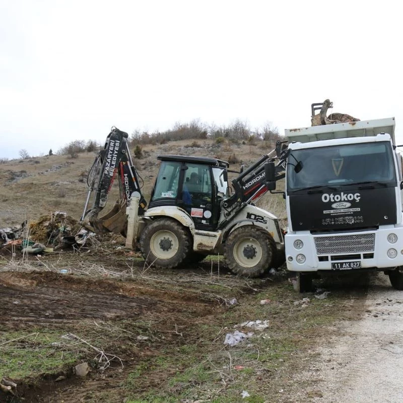 Köy yoluna atılan çöpler ve molozlar temizlendi
