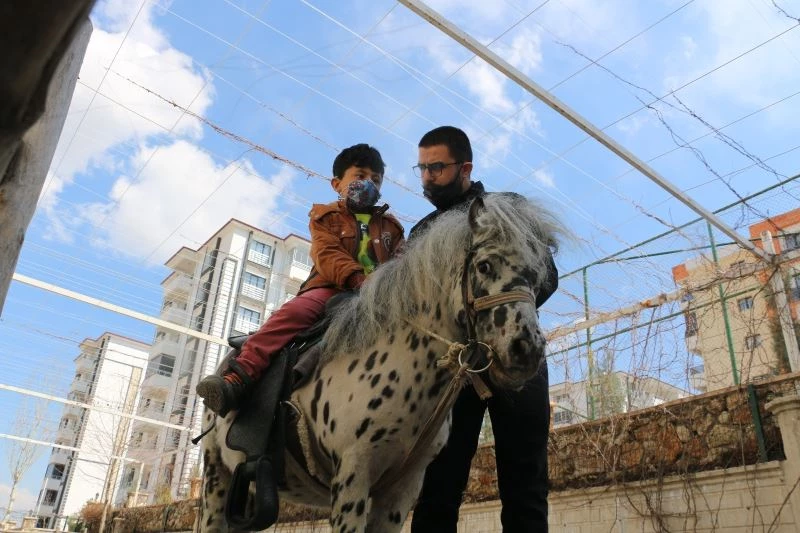 Otizmli çocuklar, duyu odaları ve atla terapiyle hayata hazırlanıyor
