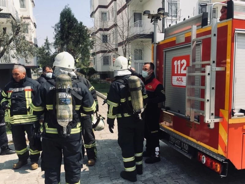 Kapı önüne bırakılan çöp tutuştu, doğalgaz sayacı yandı
