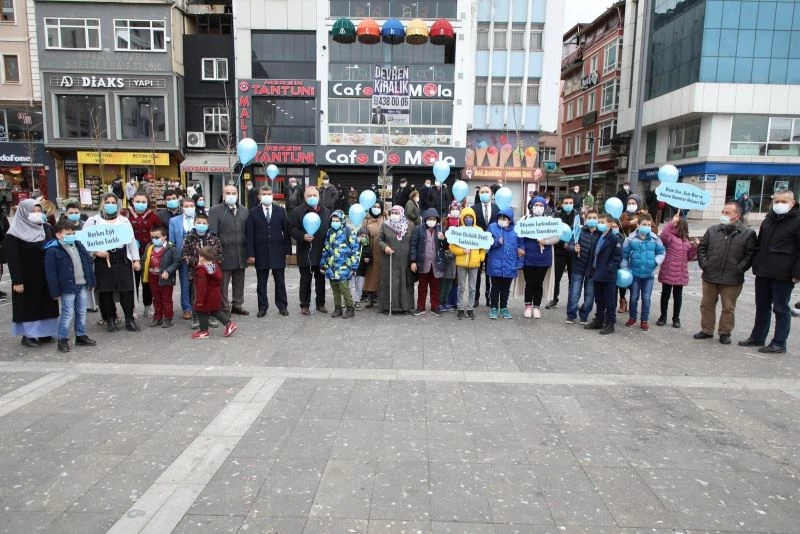 Otizmli çocuklar mavi ladin dikti ve mavi balon uçurdu
