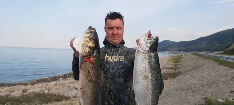 Zıpkınla 5’er kiloluk levrek ve somon avladı
