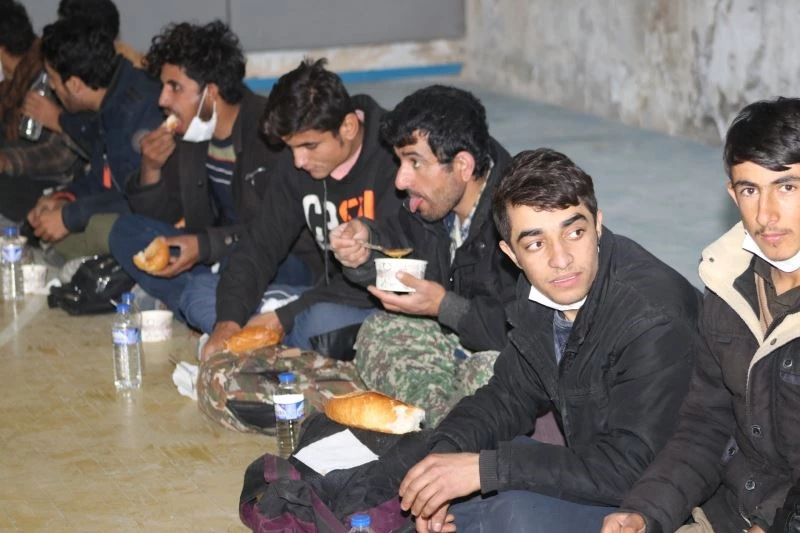 Tırın dorsesinde yakalanan 218 göçmene şefkat eli
