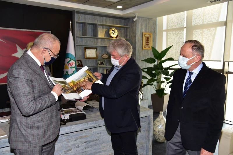 Rus sanatçıdan Başkan Ergün’e imzalı kitap
