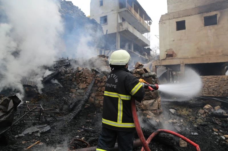 Evi yanan vatandaşlar gün ağarınca karşılaştığı manzara sonrası fenalık geçirdi
