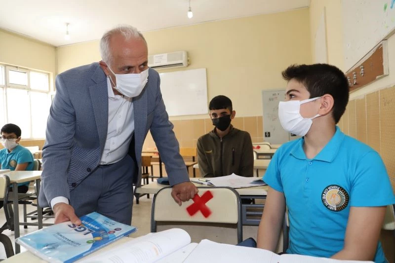 Akdeniz Belediyesi, öğrencilere LGS hazırlık setlerini dağıtmaya başladı
