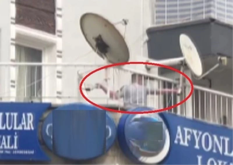 İzmir’de alkollü bir kişi, balkondan esnafa balta fırlattı
