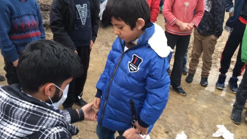 (Özel) 3 yıldır tek başına köylerdeki çocuklara yardım götürüyor
